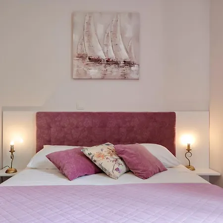 Palace Square تروغير