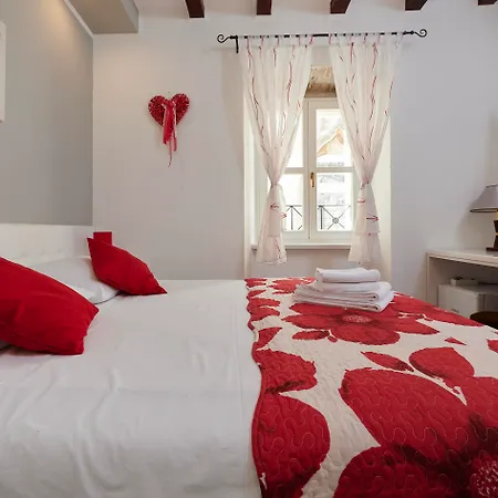 Palace Square تروغير