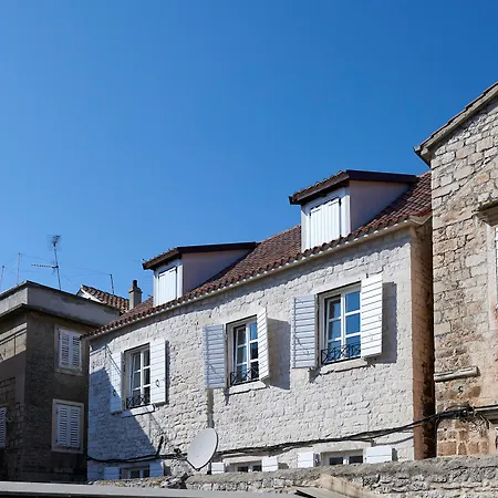 Palace Square تروغير