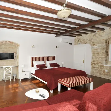 Palace Square تروغير