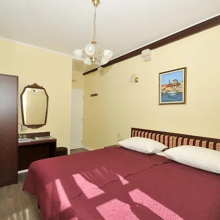 Palace Square تروغير