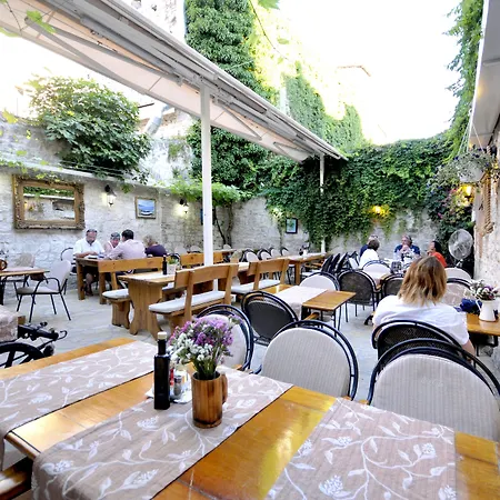 Palace Square تروغير