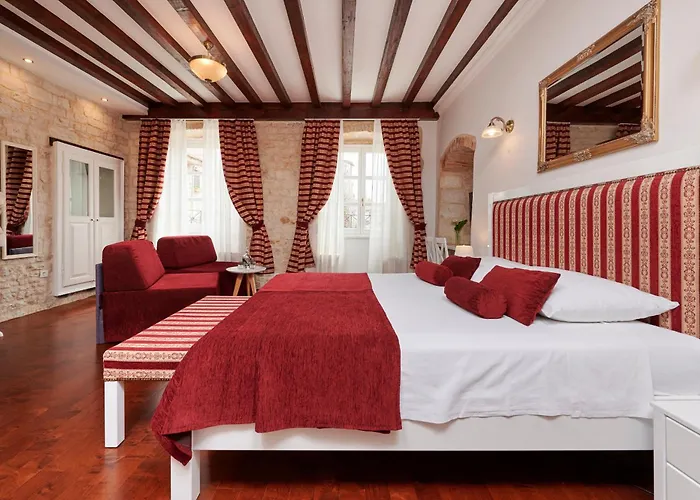 Πανσιόν Palace Square 3*