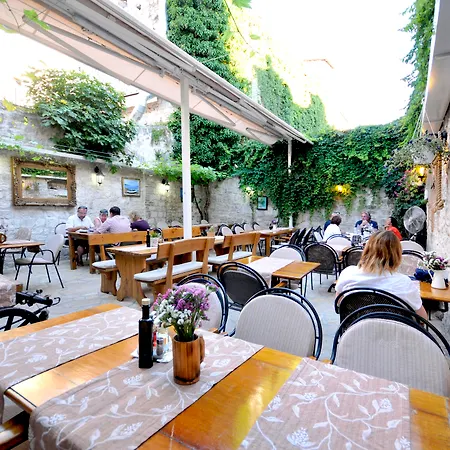 Palace Square Gasthof 3*