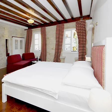 Guest house Palace Square Trogir
