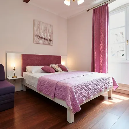 Palace Square トロギール